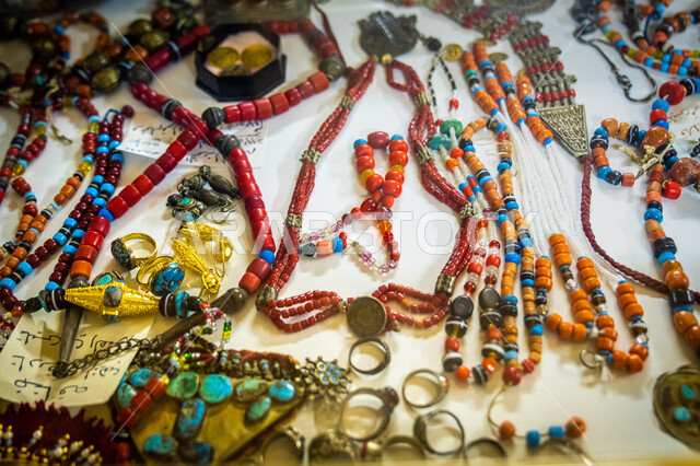 التحف والانتيكات التقليدية, يوم بدينا 22 فبراير، صورة مقربة لسبحة خرز ملونة، أدوات ومعدات خليجية شعبية، تحفة أثرية على الطراز القديم، ذكرى تأسيس الدولة السعودية الأولى ١٧٢٧م