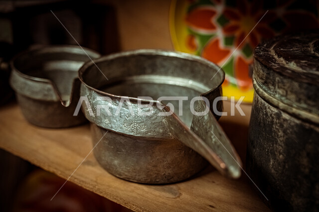 اواني معدنية تراثية على الرف في احدى البيوت الطينية، معدات و أدوات خليجية شعبية، ذكرى تأسيس الدولة السعودية الأولى ١٧٢٧م، تحفة أثرية على الطراز القديم، التحف والانتيكات التقليدية, يوم بدينا 22 فبراير