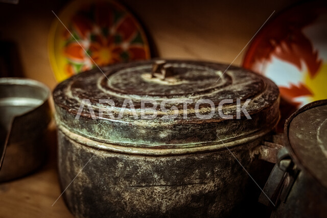 معدات و أدوات خليجية شعبية، ذكرى تأسيس الدولة السعودية الأولى ١٧٢٧م، تحفة أثرية على الطراز القديم، اواني معدنية تراثية على الرف في احدى البيوت الطينية، التحف والانتيكات التقليدية, يوم بدينا 22 فبراير