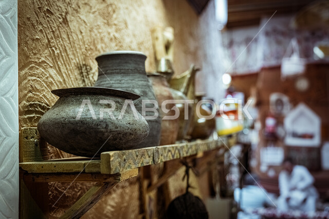 أدوات ومعدات خليجية شعبية، ذكرى تأسيس الدولة السعودية الأولى ١٧٢٧م، تحفة أثرية على الطراز القديم، اواني معدنية تراثية على الرف في احدى البيوت الطينية، التحف والانتيكات التقليدية, يوم بدينا 22 فبراير