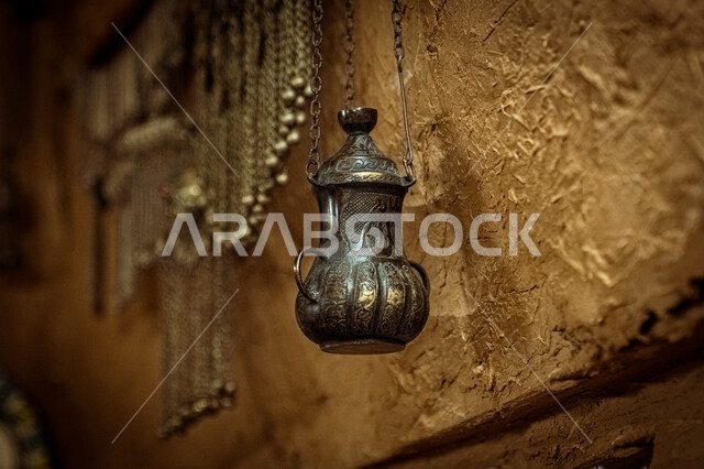 ذكرى تأسيس الدولة السعودية الأولى ١٧٢٧م، تحفة أثرية على الطراز القديم، يوم بدينا 22 فبراير، اواني معدنية تراثية على الجدار الطيني في احدى البيوت، معدات و أدوات خليجية شعبية، التحف والانتيكات التقليدية