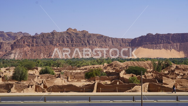 التضاريس والتشكلات الجبلية في المناطق الصحراوية, نمو الأشجار والنباتات الخضراء، منطقة سياحية مشهورة في المملكة العربية السعودية، مكان لجذب واستقطاب السياح من أنحاء العالم، السياحة في مدينة العلا، الفن الهندسي المعماري على الطراز القديم في البلدة القديمة