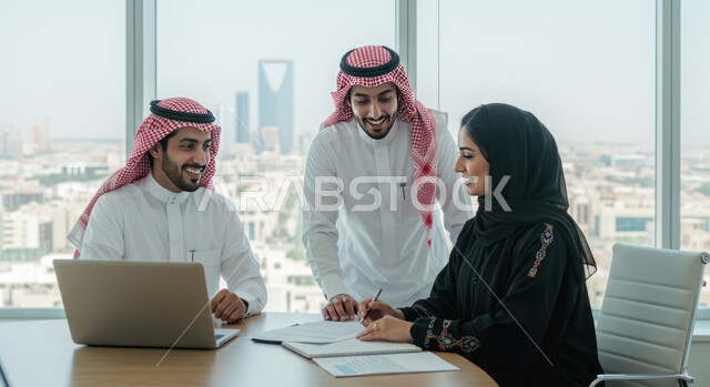 مناقشة وتوزيع المهام, تطوير الخطط وحل المشكلات لتحقيق الأهداف، زملاء عرب سعوديين خليجيين يقومون باجتماع داخل مقر الشركة, استخدام جهاز الحاسوب المحمول, العمل الجماعي وروح الفريق الواحد، التطور المهني في شركات المملكة العربية السعودية