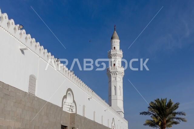 مسجد قباء في المدينة المنورة في النهار، أداء فريضة الصلاة على وقتها، مفهوم العبادة والتقرب إلى الله تعالى, الفن الهندسي المعماري لمآذن المساجد على الطراز الإسلامي، معلم ديني مقدس في المملكة العربية السعودية