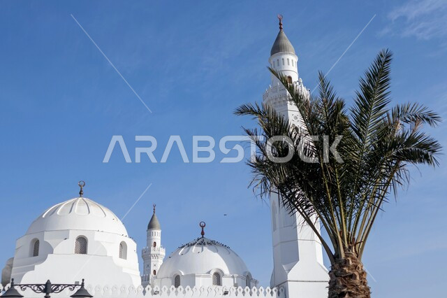 مفهوم العبادة والتقرب إلى الله تعالى, الفن الهندسي المعماري لقبب ومآذن المساجد على الطراز الإسلامي، أداء فريضة الصلاة على وقتها، معلم ديني مقدس في المملكة العربية السعودية، مسجد قباء في المدينة المنورة في النهار
