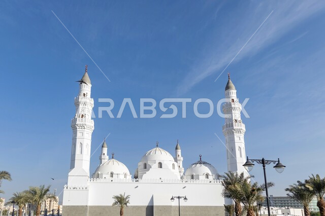 الفن الهندسي المعماري لقبب ومآذن المساجد على الطراز الإسلامي، مفهوم العبادة والتقرب إلى الله تعالى, أداء فريضة الصلاة على وقتها، معلم ديني مقدس في المملكة العربية السعودية، مسجد قباء في المدينة المنورة في النهار