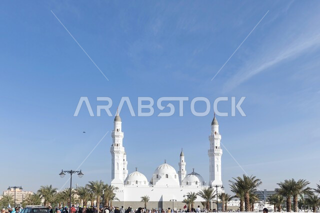 مسجد قباء في المدينة المنورة في النهار، أداء فريضة الصلاة على وقتها، مفهوم العبادة والتقرب إلى الله تعالى, الفن الهندسي المعماري لقبب ومآذن المساجد على الطراز الإسلامي، معلم ديني مقدس في المملكة العربية السعودية