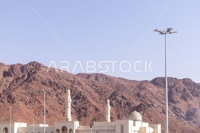 الفن الهندسي المعماري لقبب ومآذن المساجد على الطراز الإسلامي، التضاريس والتشكلات الجبلية، مسجد قباء في المدينة المنورة في النهار، أداء فريضة الصلاة على وقتها، مفهوم العبادة والتقرب إلى الله تعالى, معلم ديني مقدس في المملكة العربية السعودية