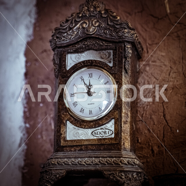 يوم بدينا 22 فبراير، الانتيكات و التحف التقليدية، صورة مقربة لساعة معلقة على جدار طيني، ذكرى تأسيس الدولة السعودية الأولى ١٧٢٧م، تحفة أثرية على الطراز القديم، معدات و أدوات خليجية شعبية