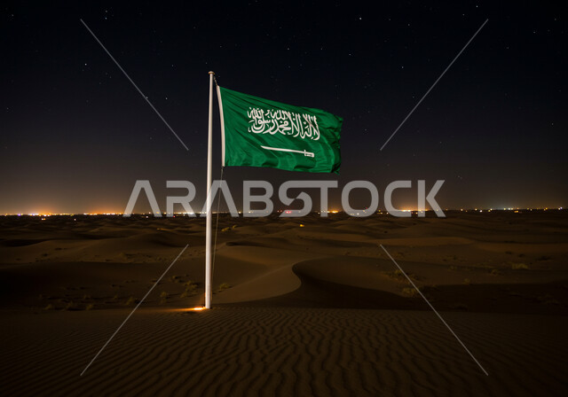 منظر النجوم اللامعة في السماء، البادية والبيئة الصحراوية في الليل، يوم العلم 11 مارس، اليوم الوطني السعودي 23 سبتمبر, علم المملكة العربية السعودية على الرمال الناعمة في الصحراء، مفهوم حب الوطن والانتماء إليه، التشكلات الرملية في الصحاري