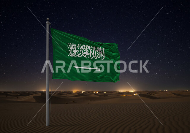 البادية والبيئة الصحراوية في الليل، يوم العلم 11 مارس، اليوم الوطني السعودي 23 سبتمبر, علم المملكة العربية السعودية على الرمال الناعمة في الصحراء، مفهوم حب الوطن والانتماء إليه، منظر النجوم اللامعة في السماء، التشكلات الرملية في الصحاري