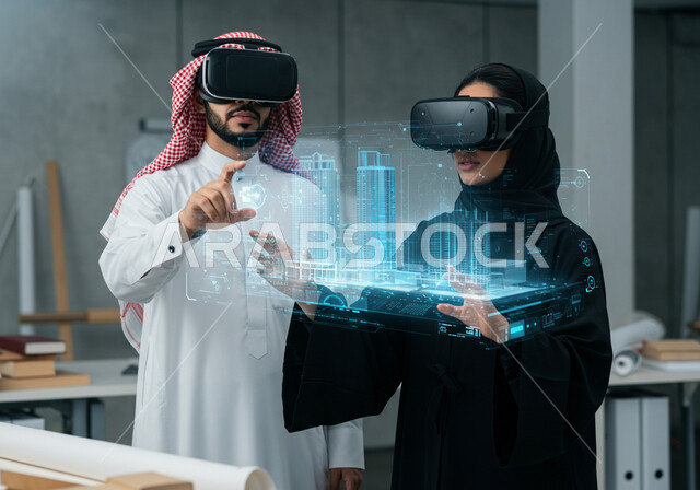 عناصر ورموز هولوجرامية ثلاثية الأبعاد للأبراج وناطحات السحاب، متابعة المخططات الهندسية المتطورة، الإبتكار والتطور في الهندسة المعمارية الذكية، رؤية مستقبلية سعودية2030، رجل وامرأة عربيين خليجيين سعوديين يرتديان نظارة الواقع الافتراضي لرؤية نموذج عن مخطط البناء