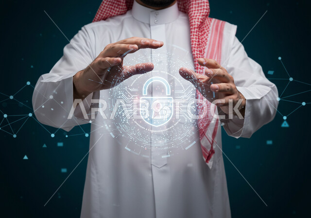 عناصر ورموز هولوجراميه ثلاثية الابعاد لقفل الأمان، مفهوم الامن السيبراني، البرمجة الحاسوبية وخطوط الاتصال، الحفاظ على المعلومات وحمايتها من الهجمات، بورتريه مقرب لرجل عربي خليجي سعودي يرتدي الثوب التقليدي والشماغ يقوم بعرض عنصر هولوجرامي مضيء، خلفية غامقة