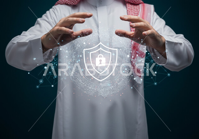 الحفاظ على المعلومات وحمايتها من الهجمات، عناصر ورموز هولوجراميه ثلاثية الابعاد لقفل الأمان، مفهوم الامن السيبراني، خطوط الاتصال والبرمجة الحاسوبية، بورتريه مقرب لرجل عربي خليجي سعودي يرتدي الثوب التقليدي والشماغ يقوم بعرض عنصر هولوجرامي مضيء، خلفية غامقة