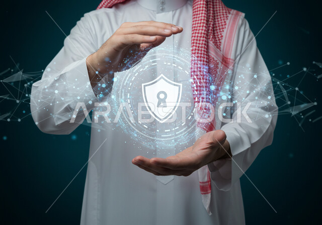 تأمين المعلومات وحمايتها من الهجمات، عناصر ورموز هولوجراميه ثلاثية الابعاد لقفل الأمان، مفهوم الامن السيبراني، خطوط الاتصال والبرمجة الحاسوبية، بورتريه مقرب لرجل عربي خليجي سعودي يرتدي الثوب التقليدي والشماغ يقوم بعرض عنصر هولوجرامي مضيء، خلفية غامقة