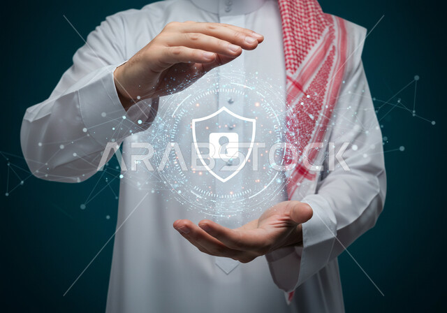 حماية المعلومات وتأمينها من الهجمات، عناصر ورموز هولوجراميه ثلاثية الابعاد لقفل الأمان، مفهوم الامن السيبراني، خطوط الاتصال والبرمجة الحاسوبية، بورتريه مقرب لرجل عربي خليجي سعودي يرتدي الثوب التقليدي والشماغ يقوم بعرض عنصر هولوجرامي مضيء، خلفية غامقة