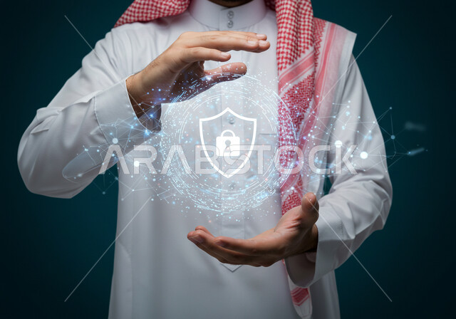 عناصر ورموز هولوجراميه ثلاثية الابعاد لقفل الأمان، مفهوم الامن السيبراني، خطوط الاتصال والبرمجة الحاسوبية، حماية المعلومات وتأمينها من الهجمات، بورتريه مقرب لرجل عربي خليجي سعودي يرتدي الثوب التقليدي والشماغ يقوم بعرض عنصر هولوجرامي مضيء، خلفية غامقة