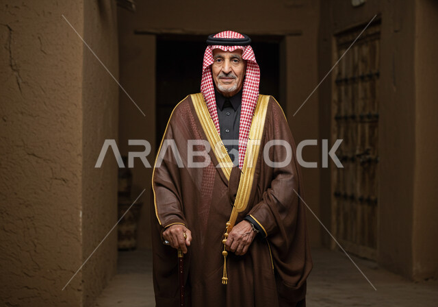 ارتداء الأزياء الشعبية في ذكرى تأسيس الدولة السعودية الاولى 22 فبراير, يوم بدينا 1727 م، الاعتزاز بالهوية الوطنية، شايب عربي خليجي سعودي يرتدي العقال والبشت التقليدي يقف وينظر بايماءات الفخر 