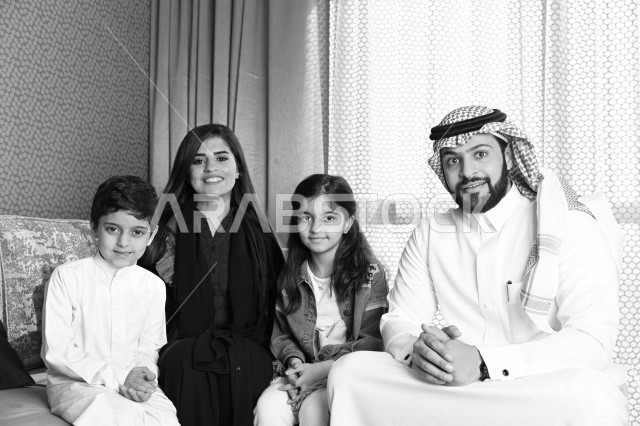 صورة بالابيض والاسود لعائلة عربية خليجية سعودية مبتسمة وسعيدة ، حوارات ونقاشات عائلية ، مناسبات سعيدة ، الالفة والمحبة والترابط ،اجواء عائلية سعيدة