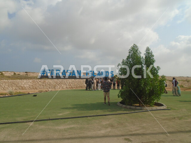 مجسم كلمة جزيرة الفرسان باللغة الانجليزية في المملكة العربية السعودية في النهار، معلم ومكان سياحي ترفيهي في المدينة الساحلية، جذب واستقطاب السياح من كافة انحاء العالم، منظر السماء المليئة بالغيوم