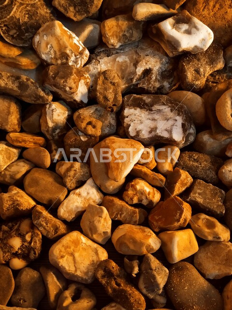 صورة مقربة لأحجار وحصوات على شاطئ البحر ، خلفية لصخور وحصوات شاطئ البحر الصغيرة ، حصى الشواطئ الطبيعية  ، صخور بحرية صغيرة