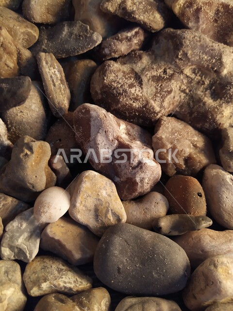 صورة مقربة لأحجار وحصوات على شاطئ البحر ، خلفية لصخور وحصوات شاطئ البحر الصغيرة ، حصى الشواطئ الطبيعية  ، صخور بحرية صغيرة