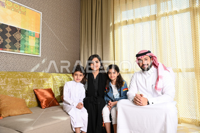 عائلة عربية خليجية سعودية مبتسمة وسعيدة ، حوارات ونقاشات عائلية ، مناسبات سعيدة ، الالفة والمحبة والترابط ،اجواء عائلية سعيدة