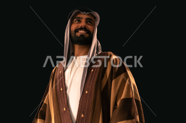 يوم بدينا 22 فبراير، الفخر بإنجازات المملكة، بورتريه مقرب لرجل عربي خليجي سعودي يرتدي الغترة والبشت ينظر إلى شيء ما في الأعلى بإيماءات الشموخ، ذكرى تأسيس الدولة السعودية الأولى 1727م، حب الوطن والانتماء إليه, خلفية سوداء