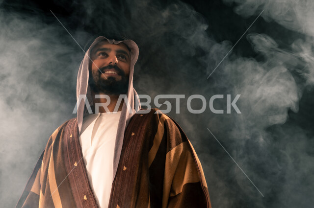 يوم بدينا 22 فبراير، الفخر بإنجازات المملكة، بورتريه مقرب لرجل عربي خليجي سعودي يرتدي الغترة والبشت ينظر إلى شيء ما في الأعلى بإيماءات الشموخ، ذكرى تأسيس الدولة السعودية الأولى 1727م، حب الوطن والانتماء إليه, خلفية سوداء