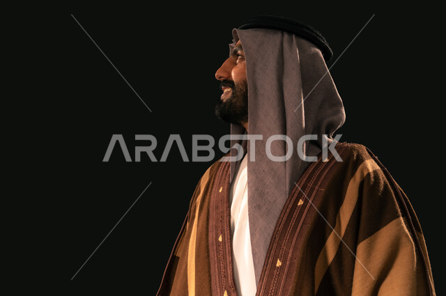 ذكرى تأسيس الدولة السعودية الأولى 1727م، حب الوطن والانتماء إليه, الفخر بإنجازات المملكة، بورتريه مقرب لرجل عربي خليجي سعودي يرتدي الغترة والبشت ينظر إلى شيء ما بإيماءات الشموخ، يوم بدينا 22 فبراير، خلفية سوداء