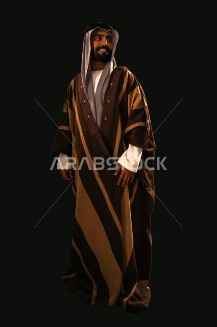 يوم بدينا 22 فبراير، الفخر بإنجازات المملكة، بورتريه لرجل عربي خليجي سعودي يرتدي الغترة والبشت ينظر إلى شيء ما بإيماءات الشموخ، حب الوطن والانتماء إليه, ذكرى تأسيس الدولة السعودية الأولى 1727م، الجسم بالطول الكامل، خلفية سوداء