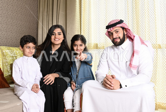 عائلة عربية خليجية سعودية مبتسمة وسعيدة ، حوارات ونقاشات عائلية ، مناسبات سعيدة ، الالفة والمحبة والترابط ،اجواء عائلية سعيدة