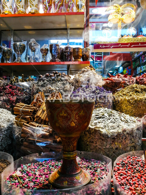 صورة لرفوف في المتجر مليئة بالبهارات الصحيحة الكاملة , أشكال وأنواع مختلفة من التوابل في سوق دبي الشعبي .