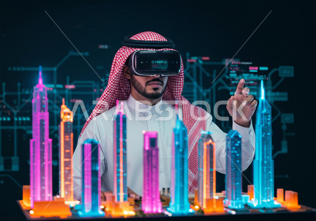 الاندماج ومحاكاة العالم الخيالي، رؤية مستقبلية سعودية 2030، استخدام التقنية والاجهزة الحديثة، رجل عربي خليجي سعودي يرتدي الثوب التقليدي والشماغ يضع نظارة الواقع الافتراضي يجلس امام مكتب بطاولة تحوي شاشات هولوجرامية ومجسمات ثلاثية الأبعاد لابراج وناطحات السحاب