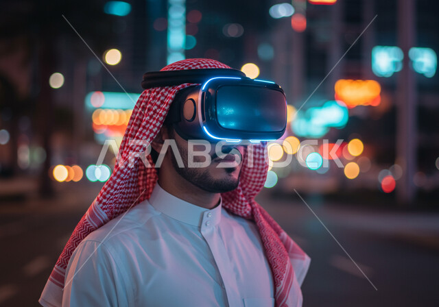 التفاعل والاندماج مع العناصر الهولوجرامية، محاكاه العالم الخيالي، استخدام الأجهزة التقنية الحديثة والمتطورة، مفهوم التطور التقني والتكنولوجي، صورة مقربة لرجل عربي خليجي سعودي يرتدي الشماغ والثوب التقليدي يضع نظارة الواقع الافتراضي