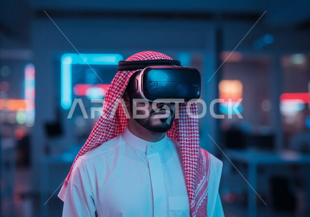مفهوم التطور التقني والتكنولوجي، الاندماج والتفاعل مع العناصر الهولوجرامية، استعمال الأجهزة التقنية الحديثة والمتطورة، محاكاه العالم الخيالي، صورة مقربة لرجل عربي خليجي سعودي يرتدي الشماغ والثوب التقليدي يضع نظارة الواقع الافتراضي