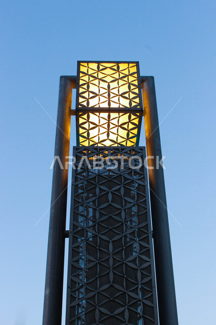 صورة بزاوية من أسفل لمعلم في برج دبي في دولة الإمارات العربية المتحدة ، الأبراج المالية والإقتصادية والمنشأت المعمارية ، الفن الهندسي والمعماري في دبي