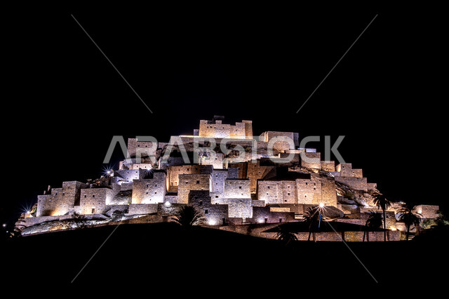 الأبنيه المشيدة من الأحجار وجذوع أشجار السدر, القمم والمرتفعات الجبلية في قرية ذي العين التاريخية في منطقة الباحة, معالم جبليه سياحية مشهورة, التصميم المعماري التراثي لمنازل القرية المضيئة في وقت الليل
