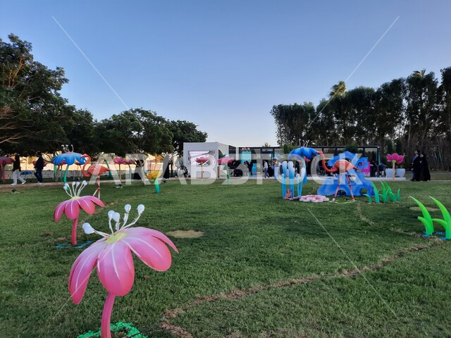 منظر الأزهار الاصطناعية في مهرجان الزهور والحدائق، الحفاظ على البيئة والتنمية المستدامة، وجهه عائلية بيئية ثقافية وترفيهية، التصميم والديكور المتميز في حديقة مدينة ينبع الصناعية، مهرجان ومعرض طبيعي سياحي في المملكة العربية السعودية