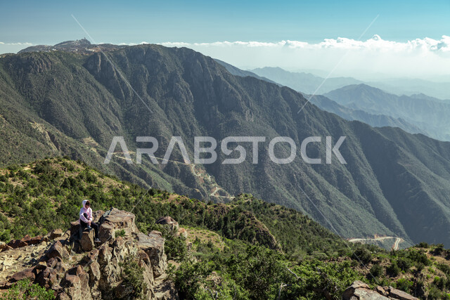 الشجر والنبات المغطي سفوح الجبل، التضاريس والبيئة الجبلية لمنطقة أبها في عسير، الطبيعة والمنتزهات والحدائق الخضراء، سلاسل الجبال الصخرية والقمم العالية في وقت النهار،  أماكن طبيعية للمغامرات ورحلات السفاري والاستمتاع