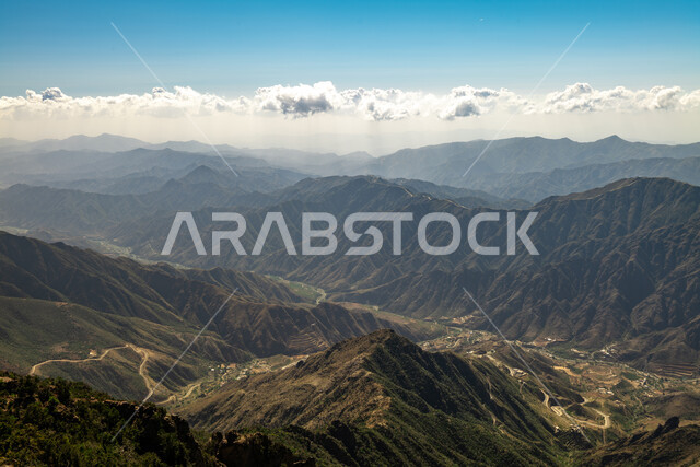 التضاريس والبيئة الجبلية لمنطقة أبها في عسير، الطبيعة والمنتزهات والحدائق الخضراء، سلاسل الجبال الصخرية والقمم العالية في وقت النهار،  أماكن طبيعية للمغامرات ورحلات السفاري والاستمتاع