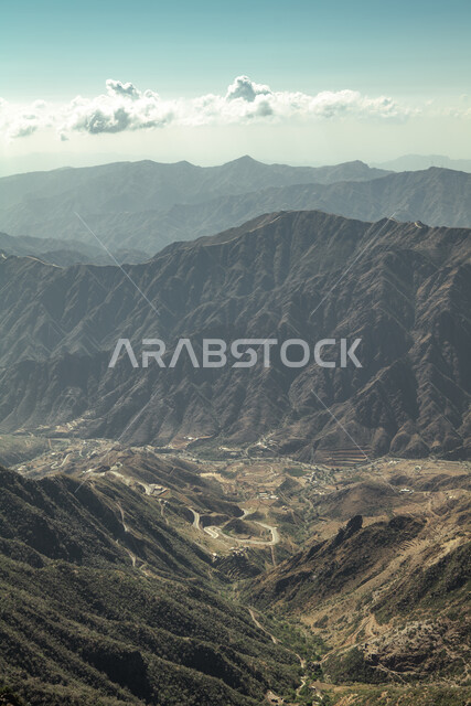 التضاريس والبيئة الجبلية لمنطقة أبها في عسير، الطبيعة والمنتزهات والحدائق الخضراء، سلاسل الجبال الصخرية والقمم العالية في وقت النهار،  أماكن طبيعية للمغامرات ورحلات السفاري والاستمتاع