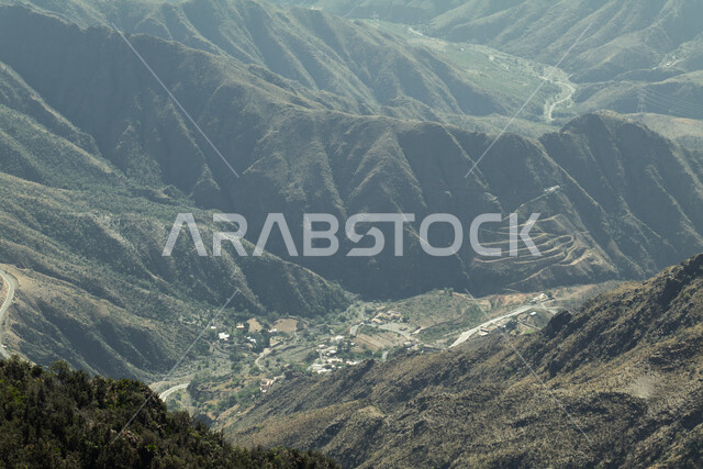 التضاريس والبيئة الجبلية لمنطقة أبها في عسير، الطبيعة والمنتزهات والحدائق الخضراء، سلاسل الجبال الصخرية والقمم العالية في وقت النهار،  أماكن طبيعية للمغامرات ورحلات السفاري والاستمتاع