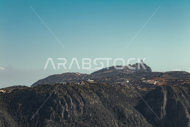 التضاريس والبيئة الجبلية لمنطقة أبها في عسير، الطبيعة والمنتزهات والحدائق الخضراء، سلاسل الجبال الصخرية والقمم العالية في وقت النهار،  أماكن طبيعية للمغامرات ورحلات السفاري والاستمتاع