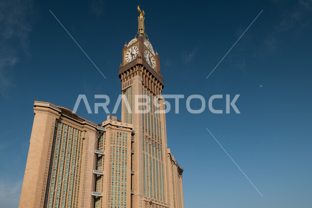 الفن الهندسي المعماري للفنادق الفاخره المطله على الحرم المكي الشريف، مبنى برج الساعة الملكي في المسجد الحرام في مكة المكرمة بالمملكة العربية السعودية، الابراج وناطحات السحاب، معلم اسلامي ديني مقدس