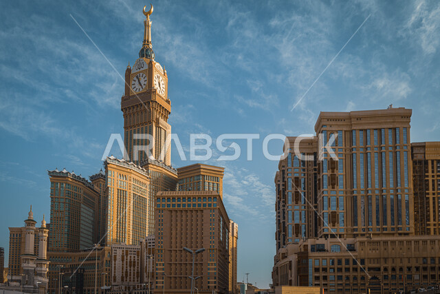 الفن الهندسي المعماري للفنادق الفاخره المطله على الحرم المكي الشريف، مبنى برج الساعة الملكي في المسجد الحرام في مكة المكرمة بالمملكة العربية السعودية، الابراج وناطحات السحاب، معلم اسلامي ديني مقدس