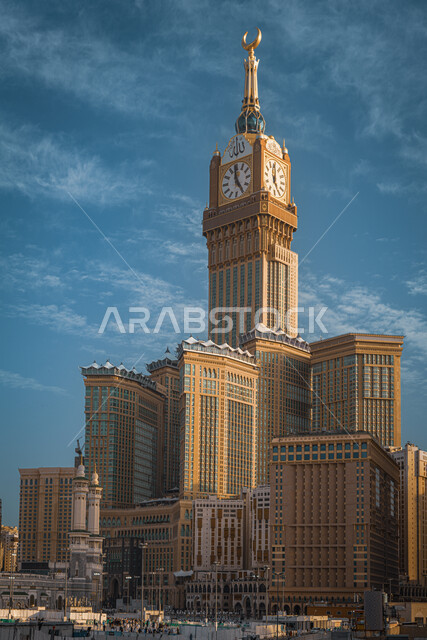 الفن الهندسي المعماري للفنادق الفاخره المطله على الحرم المكي الشريف، مبنى برج الساعة الملكي في المسجد الحرام في مكة المكرمة بالمملكة العربية السعودية، الابراج وناطحات السحاب، معلم اسلامي ديني مقدس