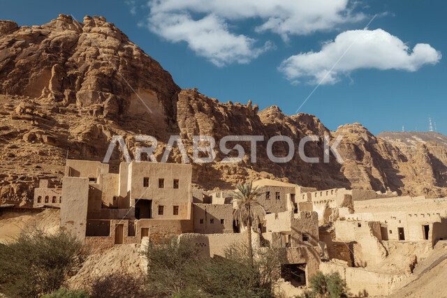 البيوت والمنازل التراثية الطينية، المعالم والمناطق التاريخية القديمة، القمم والمرتفعات الجبلية، المباني الاثرية في القرية القديمة في محافظة العلا في المملكة العربية السعودية، التكوينات والتشكيلات الصخرية في الاماكن السياحية