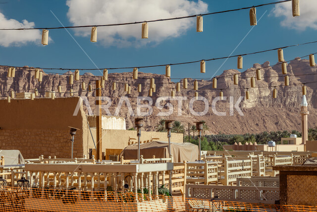 البيوت والمنازل التراثية الطينية، المعالم والمناطق التاريخية القديمة، القمم والمرتفعات الجبلية، المباني الاثرية في القرية القديمة في محافظة العلا في المملكة العربية السعودية، التكوينات والتشكيلات الصخرية في الاماكن السياحية