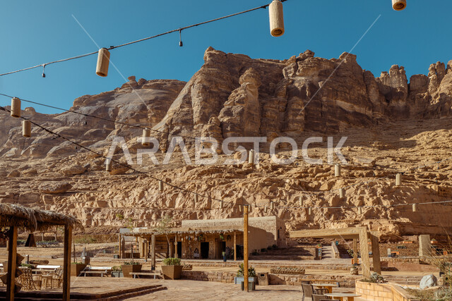 البيوت والمنازل التراثية الطينية، المعالم والمناطق التاريخية القديمة، القمم والمرتفعات الجبلية، المباني الاثرية في القرية القديمة في محافظة العلا في المملكة العربية السعودية، التكوينات والتشكيلات الصخرية في الاماكن السياحية